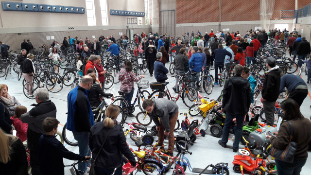 viele Fahhrräder stehen in Reihen ain einer großen Halle